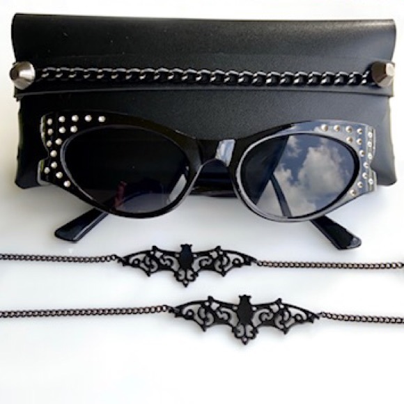 Dark Heaven Accessories - sunglasses black frame with clear crystals